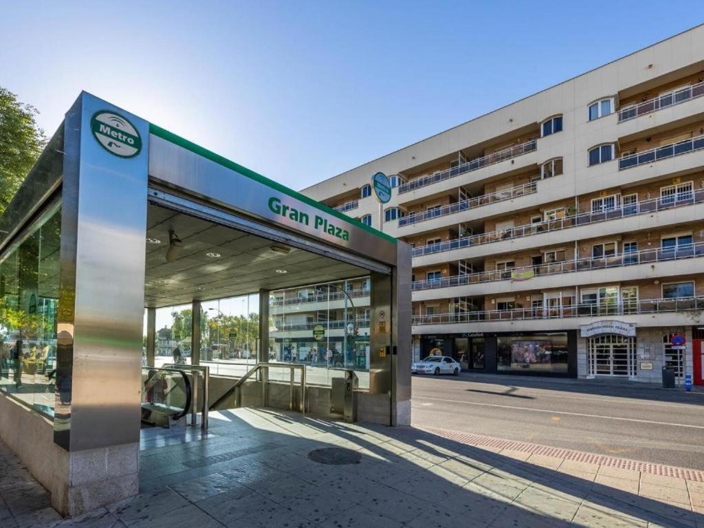 Piso Con Patio Privado Y Parking Nervion Sevilla Zewnętrze zdjęcie